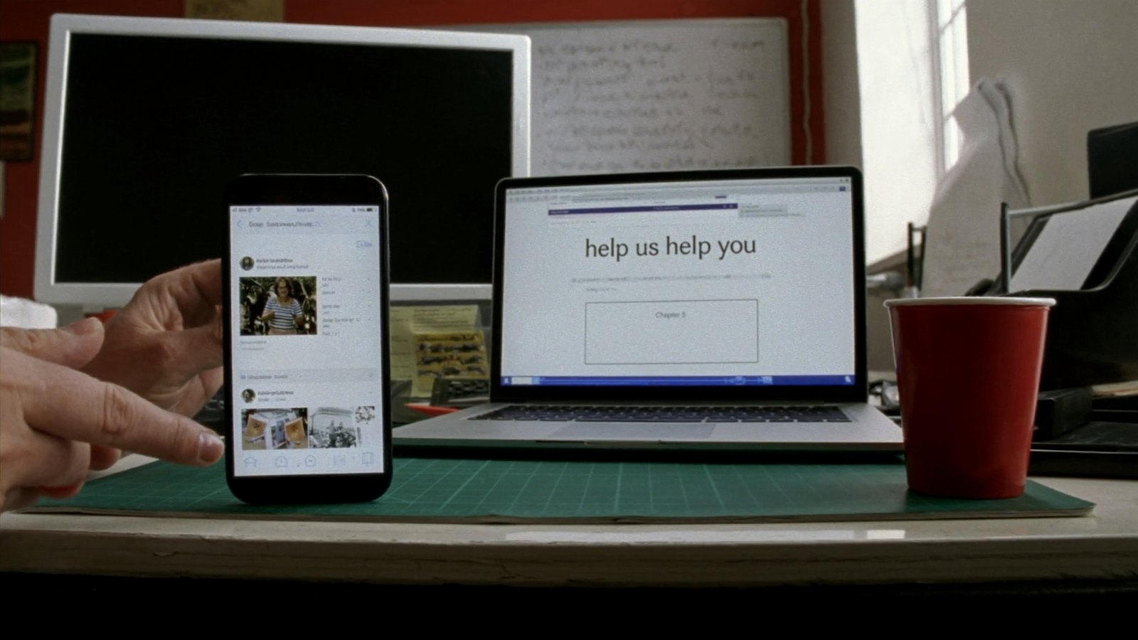 Smartphone affichant un réseau social à côté d'un ordinateur affichant un site web — faut-il choisir entre les deux