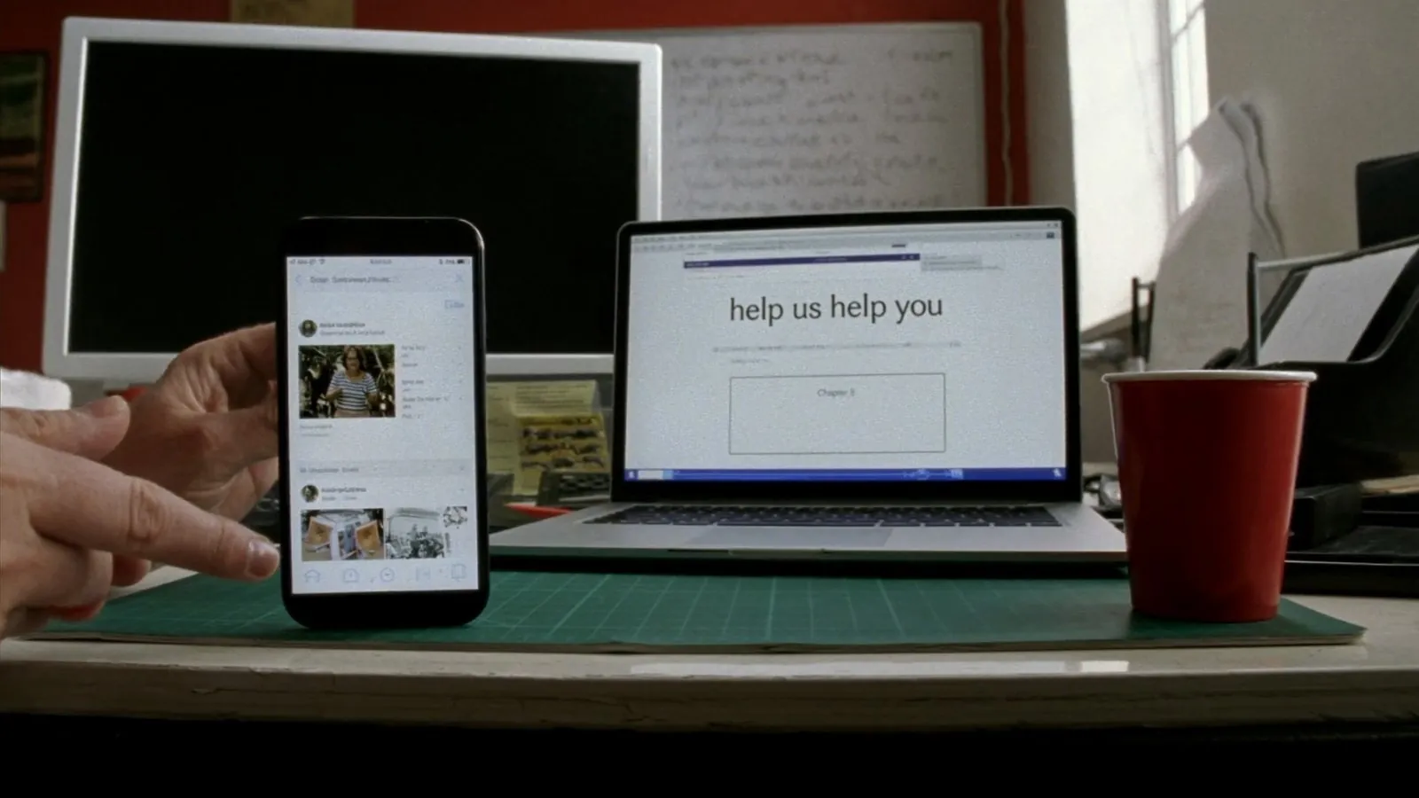 Smartphone affichant un réseau social à côté d'un ordinateur affichant un site web — faut-il choisir entre les deux
