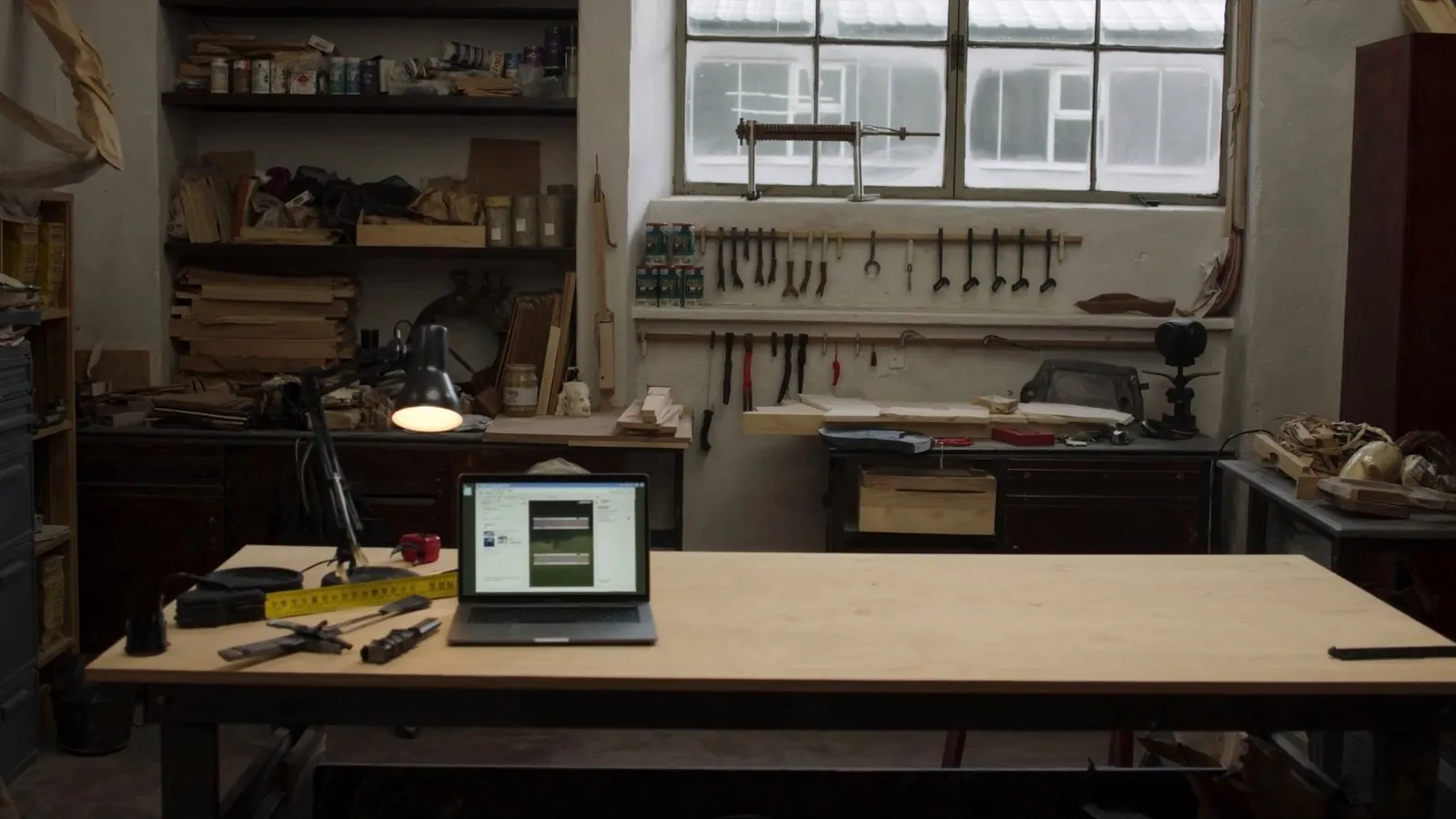 Atelier d'artisan avec un ordinateur portable sur l'établi — pourquoi avoir un site web en 2026