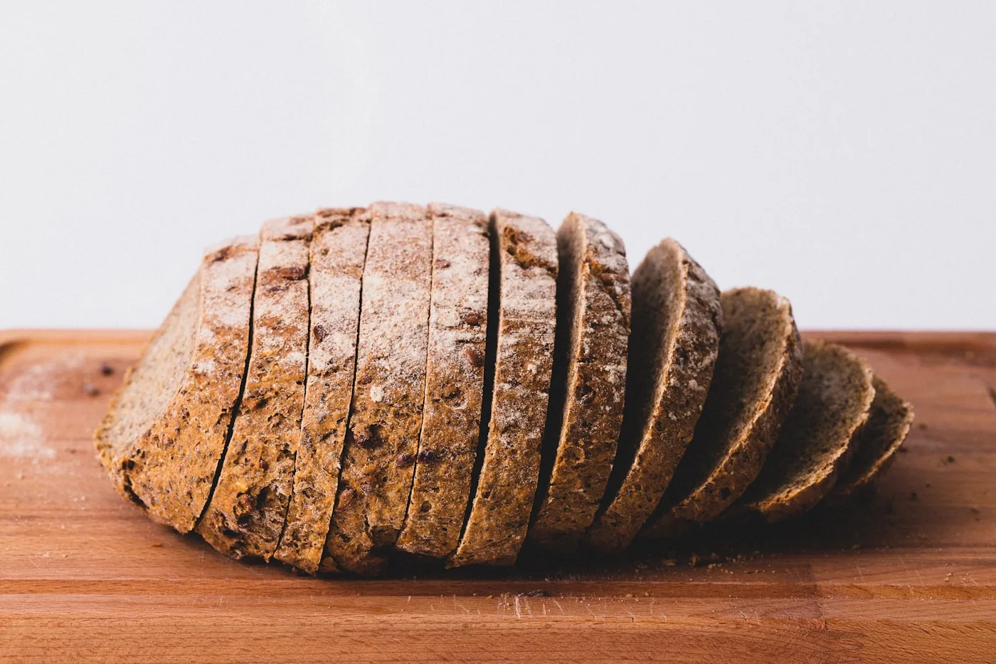 Le boulanger travaille la pâte dans la farine
